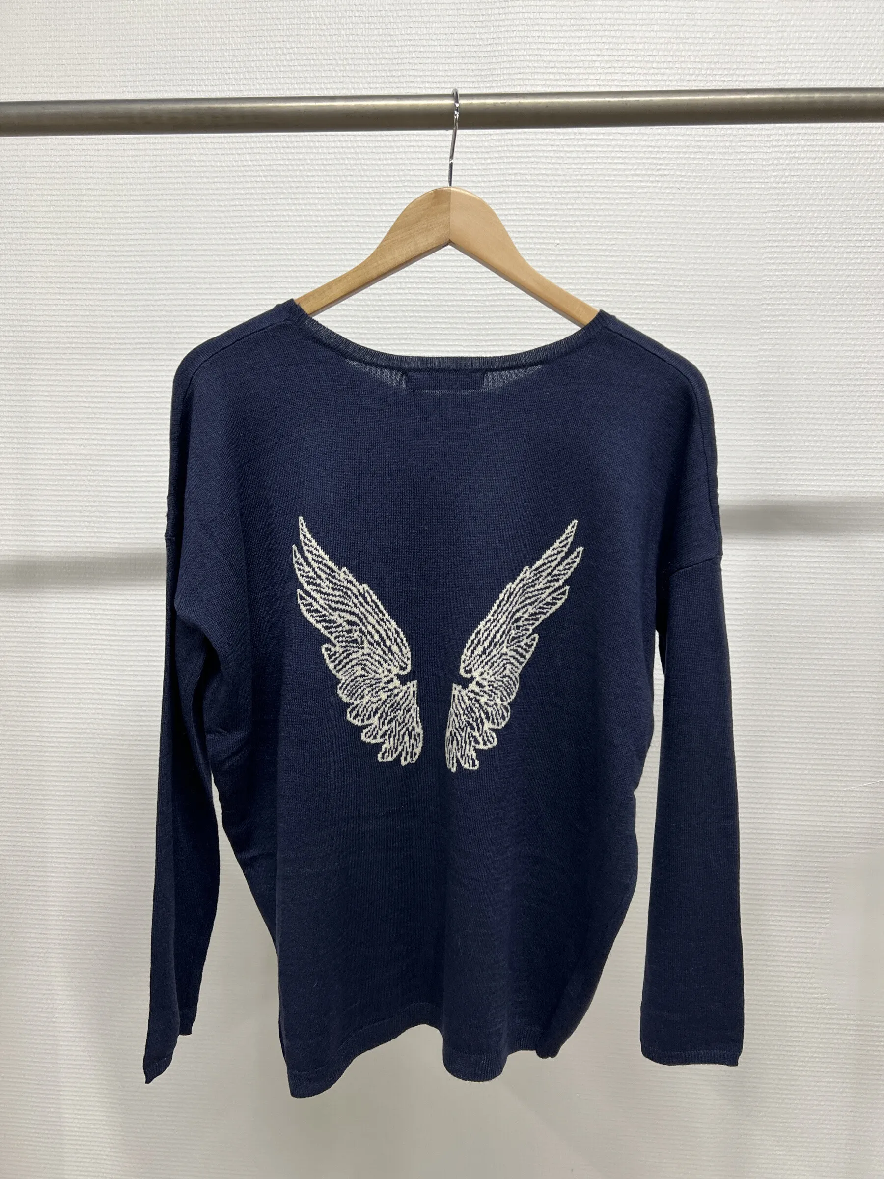 Gestrickter Pullover mit Flügelmuster auf der Rückseite