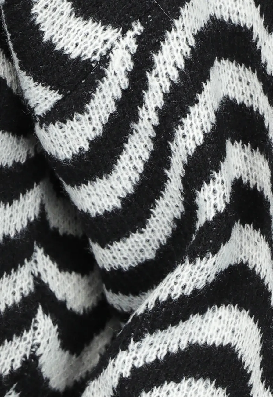 Gewellter Strickpullover mit rotem Detail