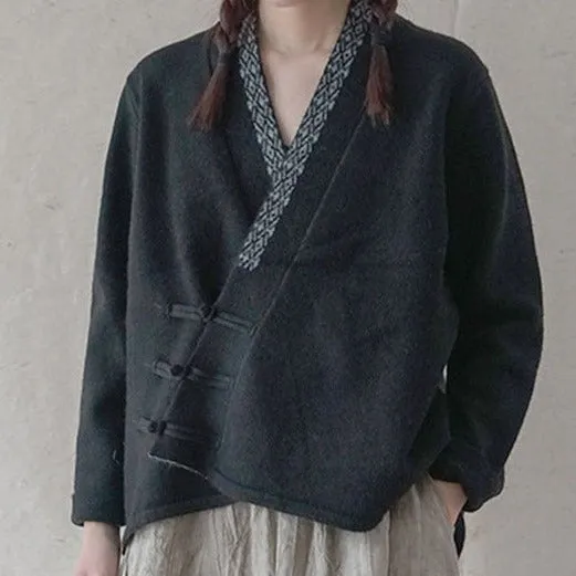 Heidi-Mode - Einfacher schwarzer asymmetrischer Pullover mit Knopfstickerei