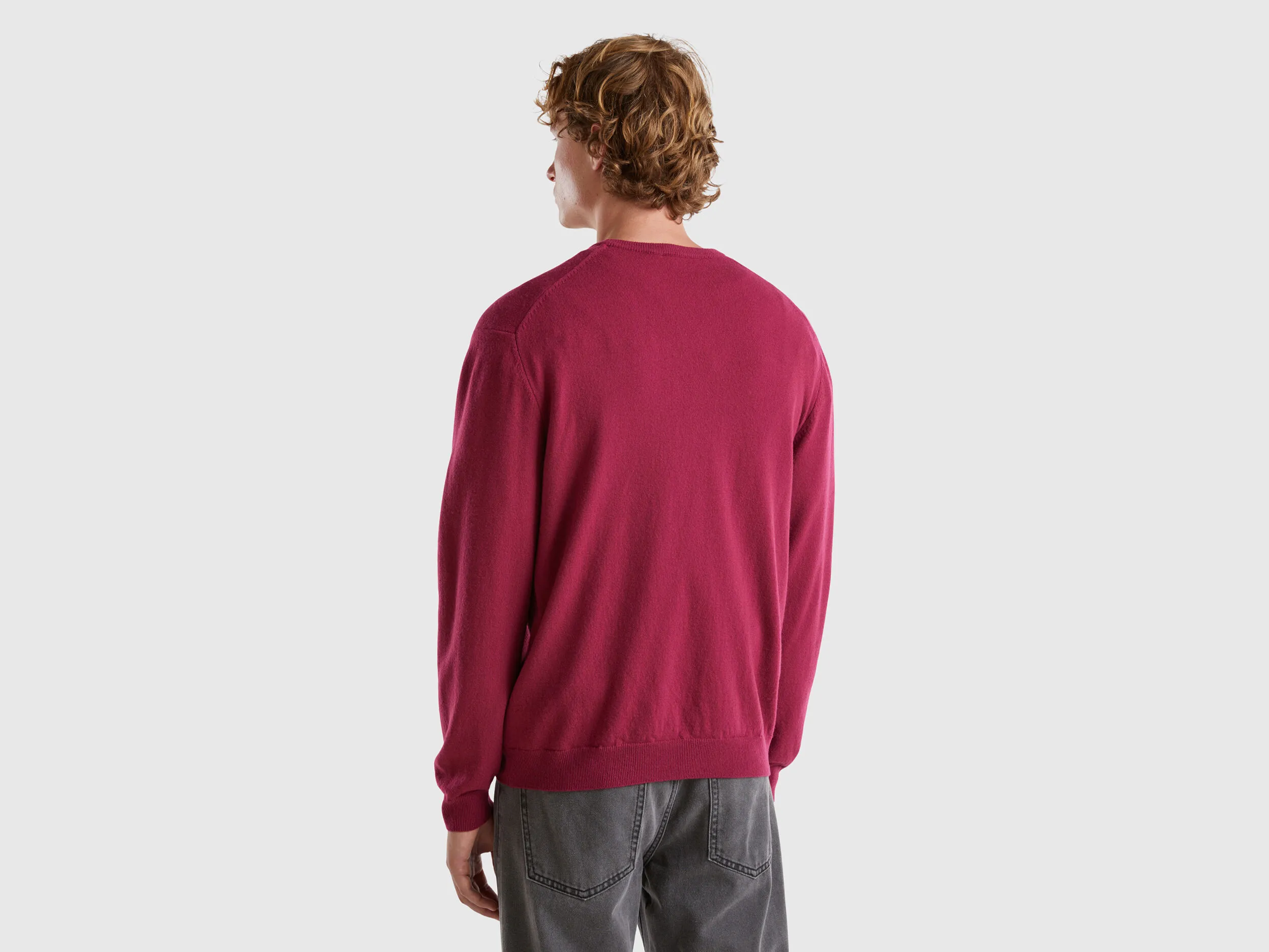 Pflaumenfarbener Pullover mit Rundhalsausschnitt aus reiner Merinowolle