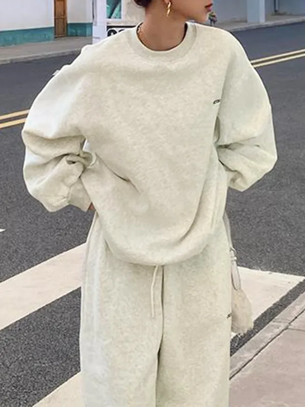 Schlichtes, mit Stickereien verziertes, übergroßes Sweatshirt